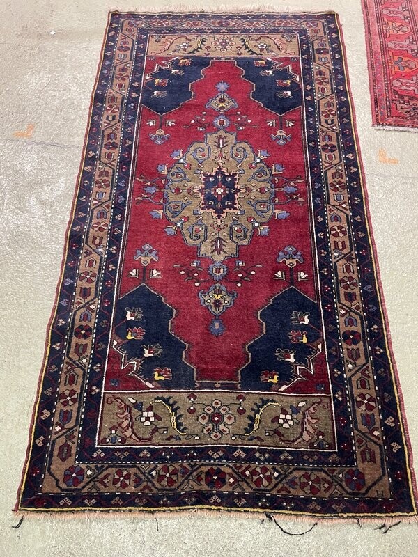 TAPIS turc en laine, fond rouge. 230x120cm.