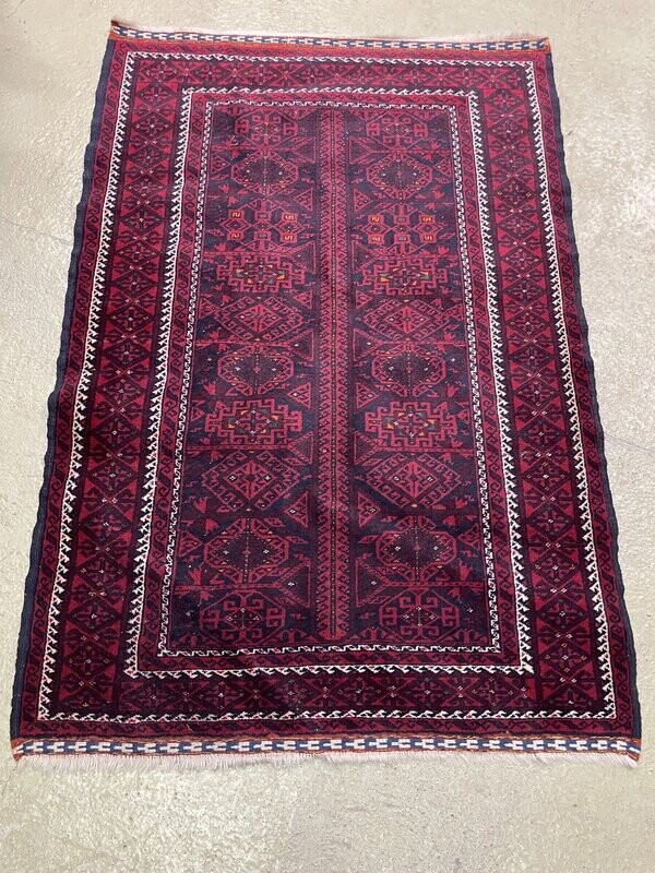 Tapis en laine nouée main à décor de motifs géométriques.
180 x 123 cm.