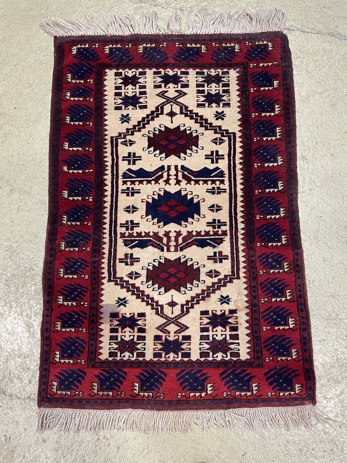Petit tapis en laine rouge et beige fait main - 120 x 80 cm