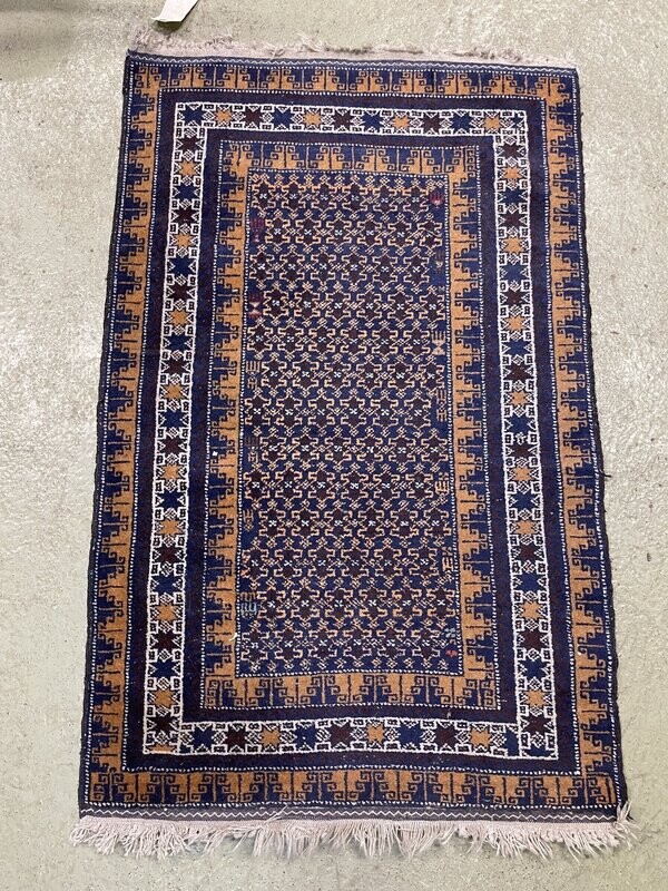 Tapis à fond bleu et décor géometrique - 135 x 85 cm