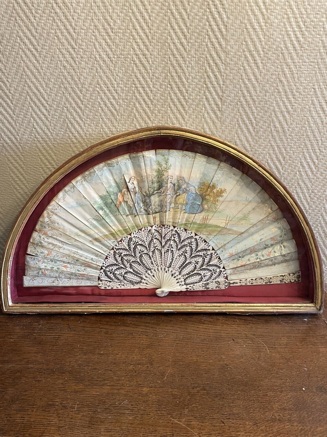 Magnifique éventail encadré sous verre - L 57 cm x H 32 cm