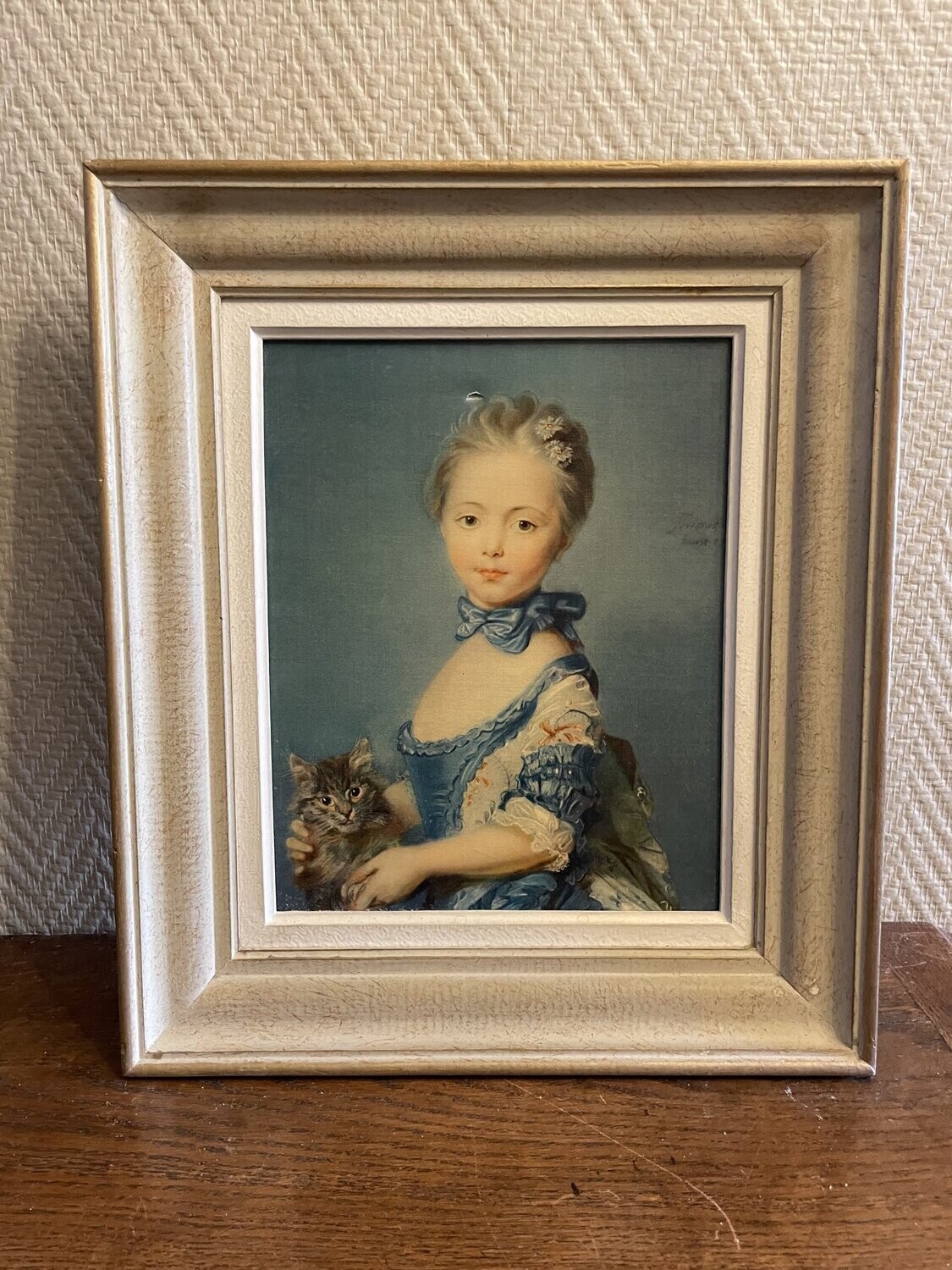 Cadre en bois doré, une jeune fille avec un chat  - 30,5 x 35,5 cm