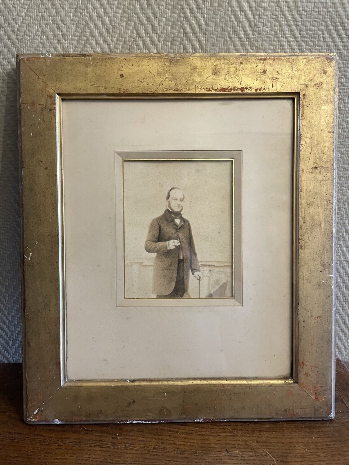 Cadre doré en bois, représentant un portrait d'homme - 38,5 cm x 45,5 cm