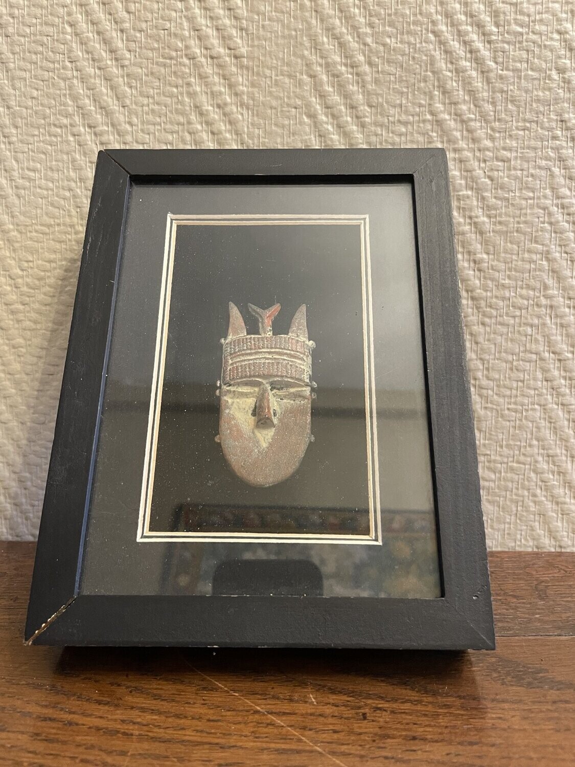 Statue africaine sous verre - 20 x 15 cm
