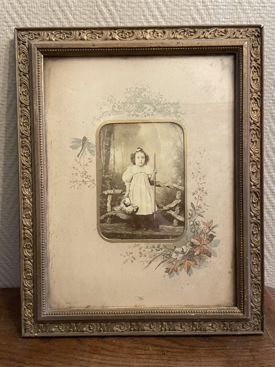 Cadre représentant une fille sur un pont - 38,5 x 31 cm