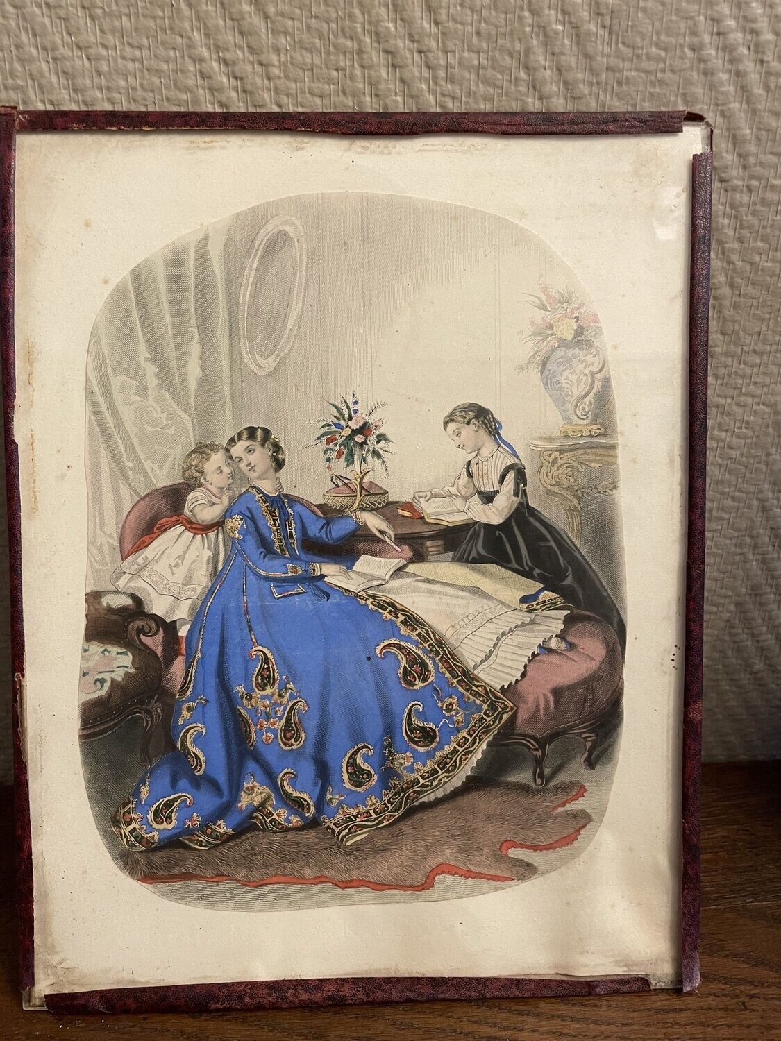 Gravure représentant une femme et deux enfants, en couleur - 25 x 32 cm