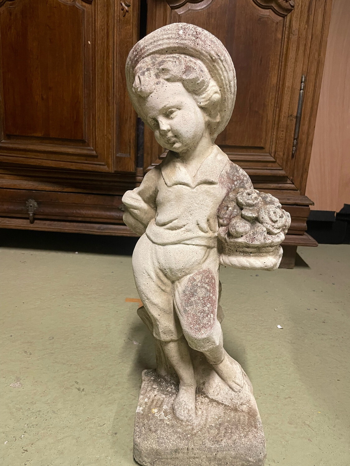 Garçonnet à la corbeille de fleurs, pierre reconstituée H-70cm