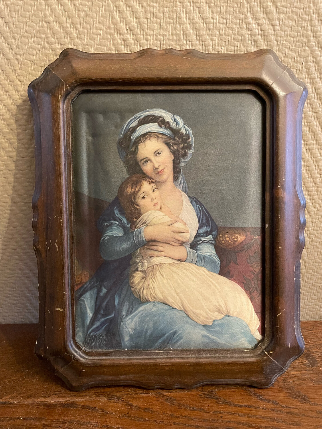 Cadre en bois représentant une femme et un enfant- 25 cm x 31 cm