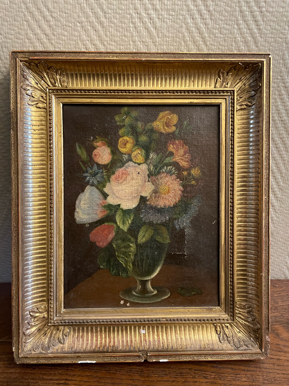 Ecole fin XIXème - début XXème - Bouquet de fleurs, hst - 25 x 19 cm, cadre en bois et stuc doré (Déchirure)
