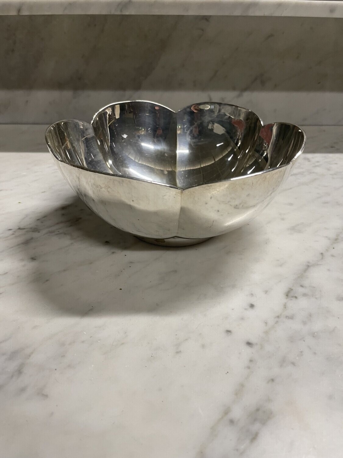 Coupe creuse polylobée en métal argenté D-19