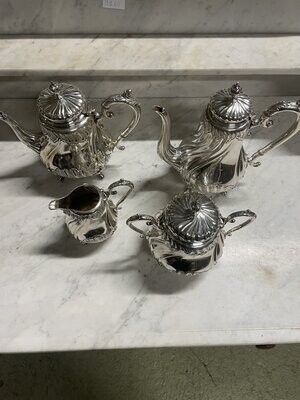 Service à thé - café en métal argenté comprenant quatre pièces de forme.
