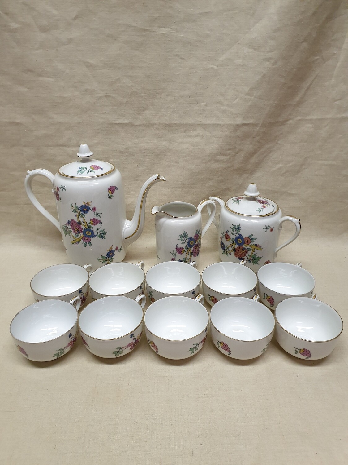 Service à thé en porcelaine de Limoges, décor fleuris - 10 tasses, 1 pot à  lait, 1 verseuse et 1 sucrier