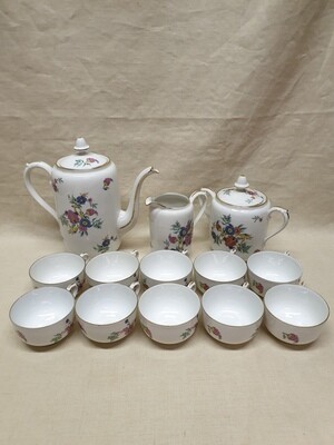 Service à thé en porcelaine de Limoges, décor fleuris - 10 tasses, 1 pot à lait, 1 verseuse et 1 sucrier