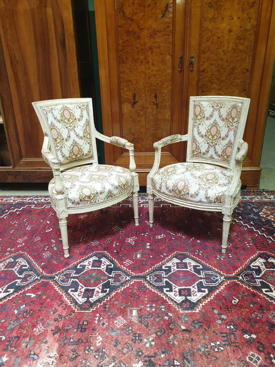 Paire de fauteuils laqués gris Trianon et beige - Epoque directoire - H 87 cm