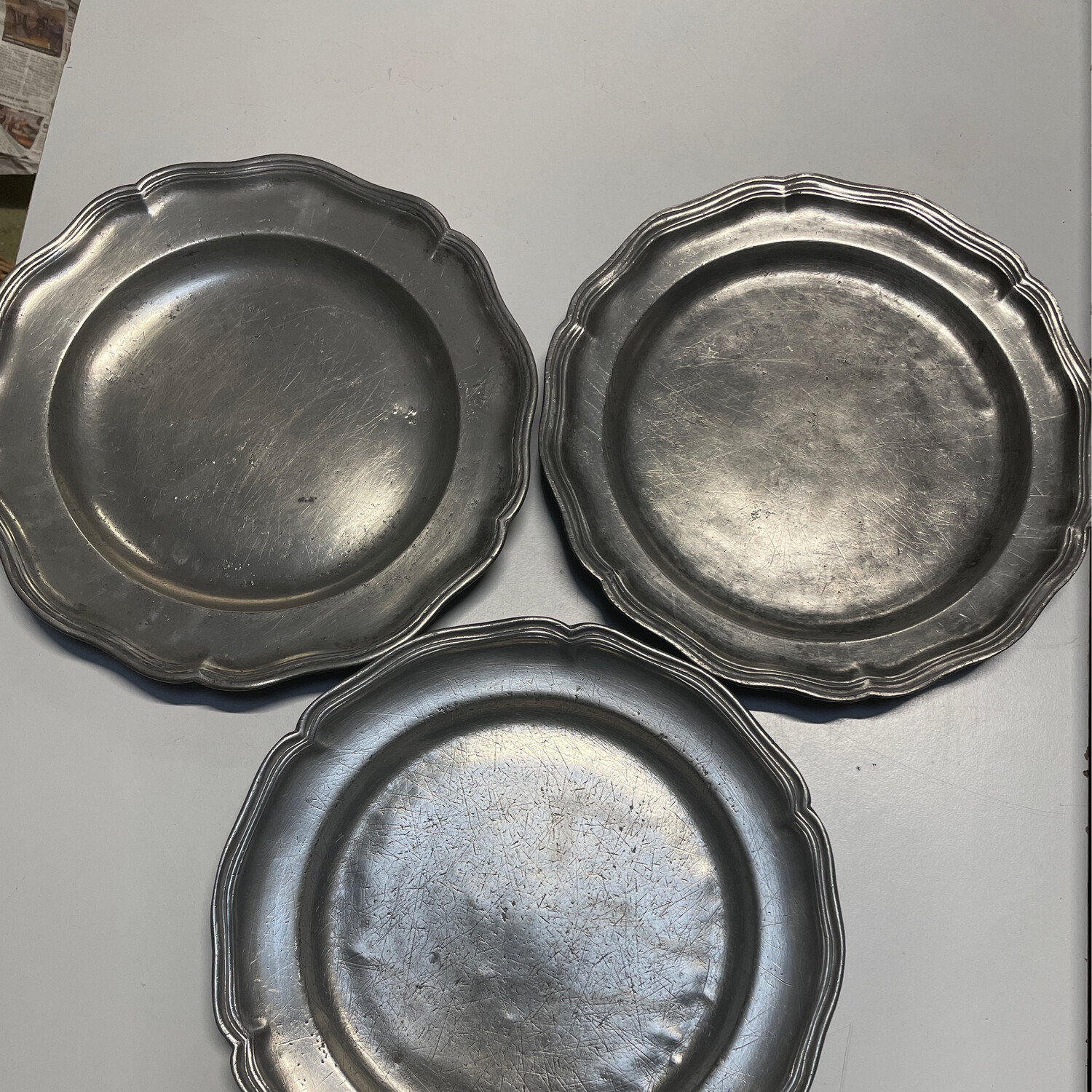 Lot de 3 plateaux et une assiette en étain - Diamètre 30 cm
