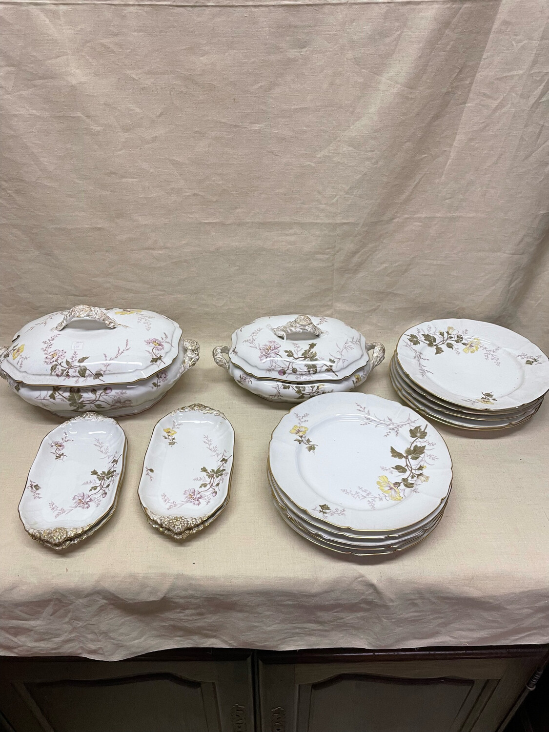 Service en porcelaine de Limoges - 10 assiettes, 2 légumiers et 4 ramequins