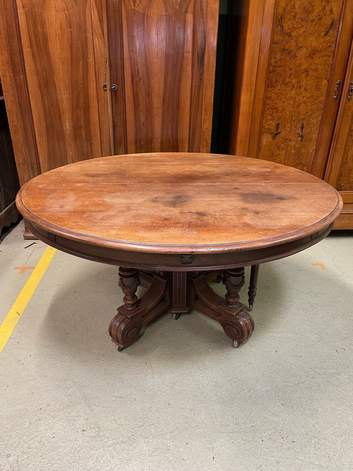 Table à manger oblongue en noyer sculptée quadripode avec cinq rallonges - XIXème - 127 x 144 cm