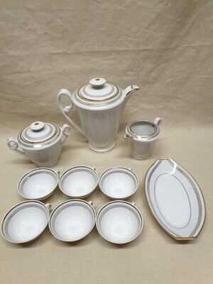 Service à thé en porcelaine blanc avec filet doré et bleu - 6 tasses, 1 pot à lait, 1 verseuse, 1 sucrier et un plat à gâteaux