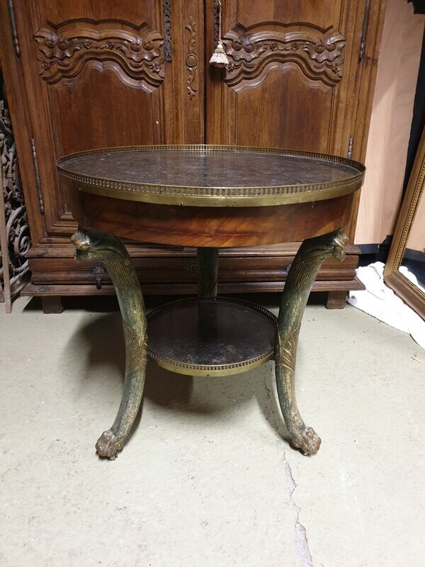 Guéridon rond en bois fruitier, pieds tripodes à têtes d'aigles et pieds griffes sur roulette, marbre encastré à galeries de cuivre - H 79,5 cm D 74,5 cm