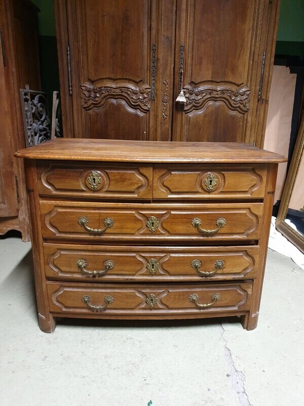 Commode en bois naturel à profil légèrement bombé ouvrant par cinq tiroirs sur quatre rangs - 68,5 x 111 x 82 cm