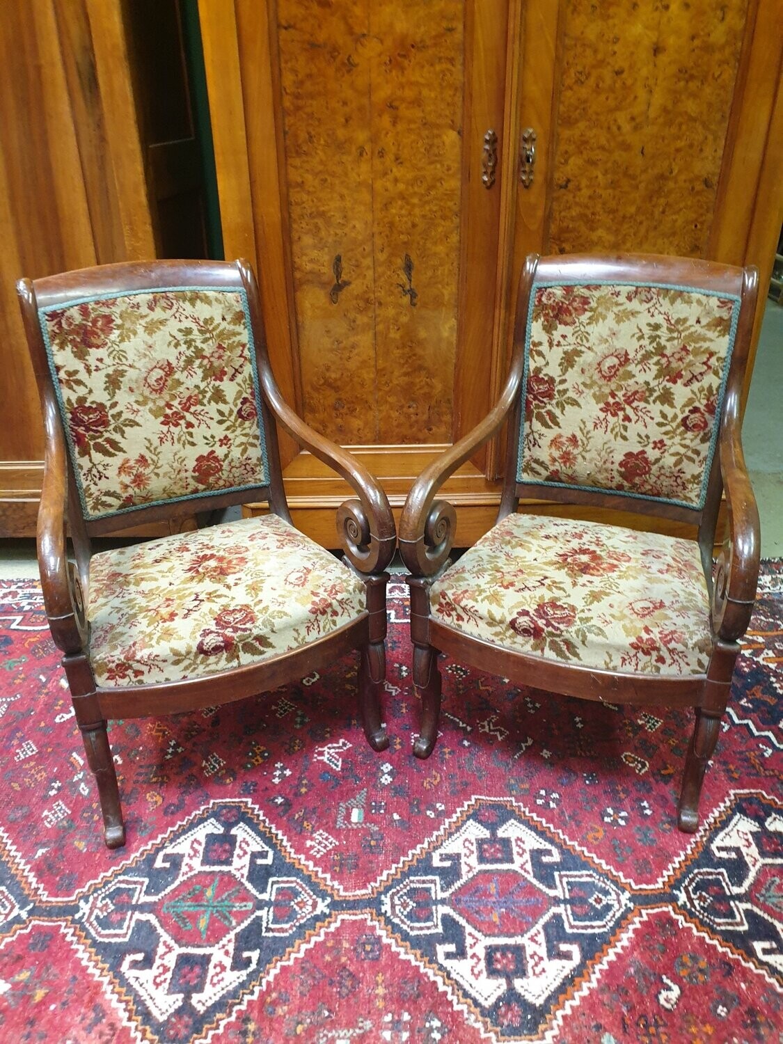 Paire de fauteuils à crosse acajou. Inscription à l'encre Jules Renouard, garniture velours floral - Epoque Louis Philippe