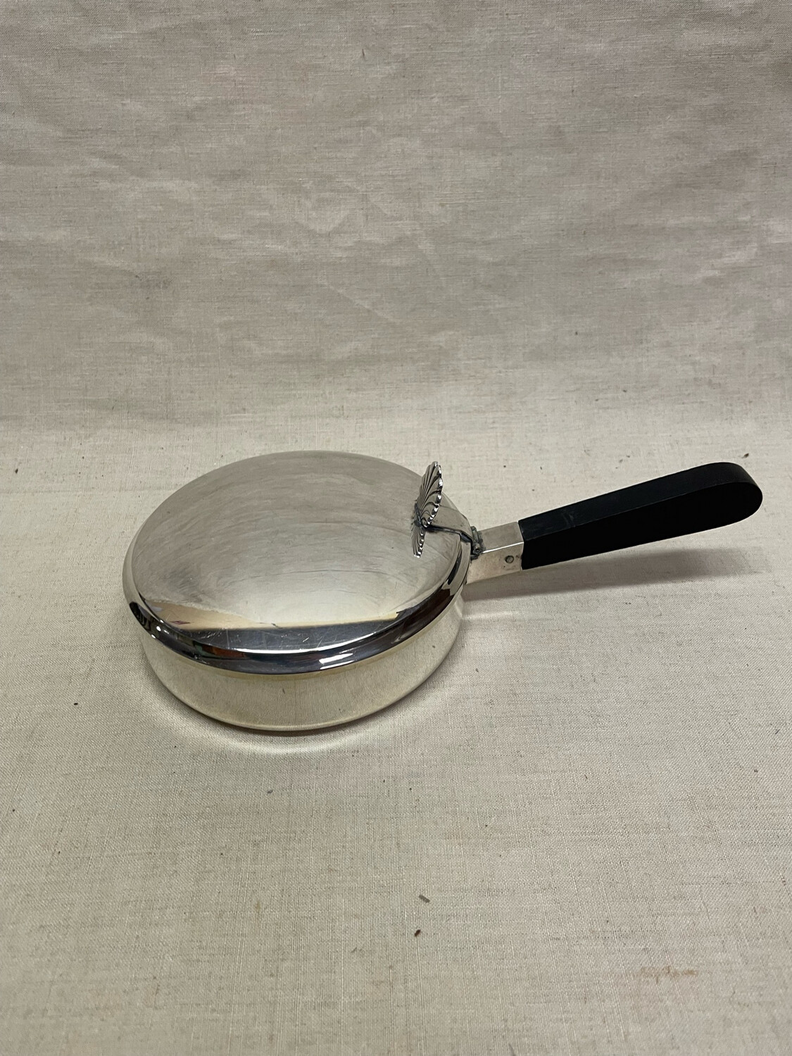 Casserole en métal argenté avec son couvercle - 24 cm