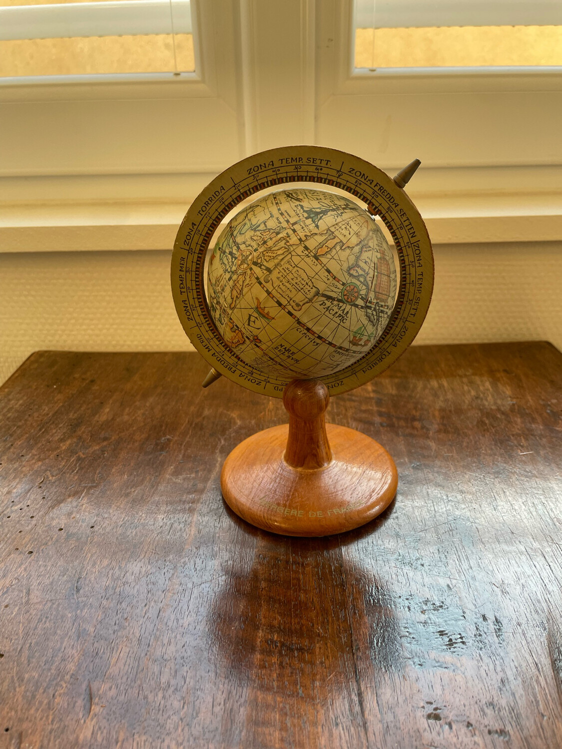 Globe terrestre en bois - 18 cm