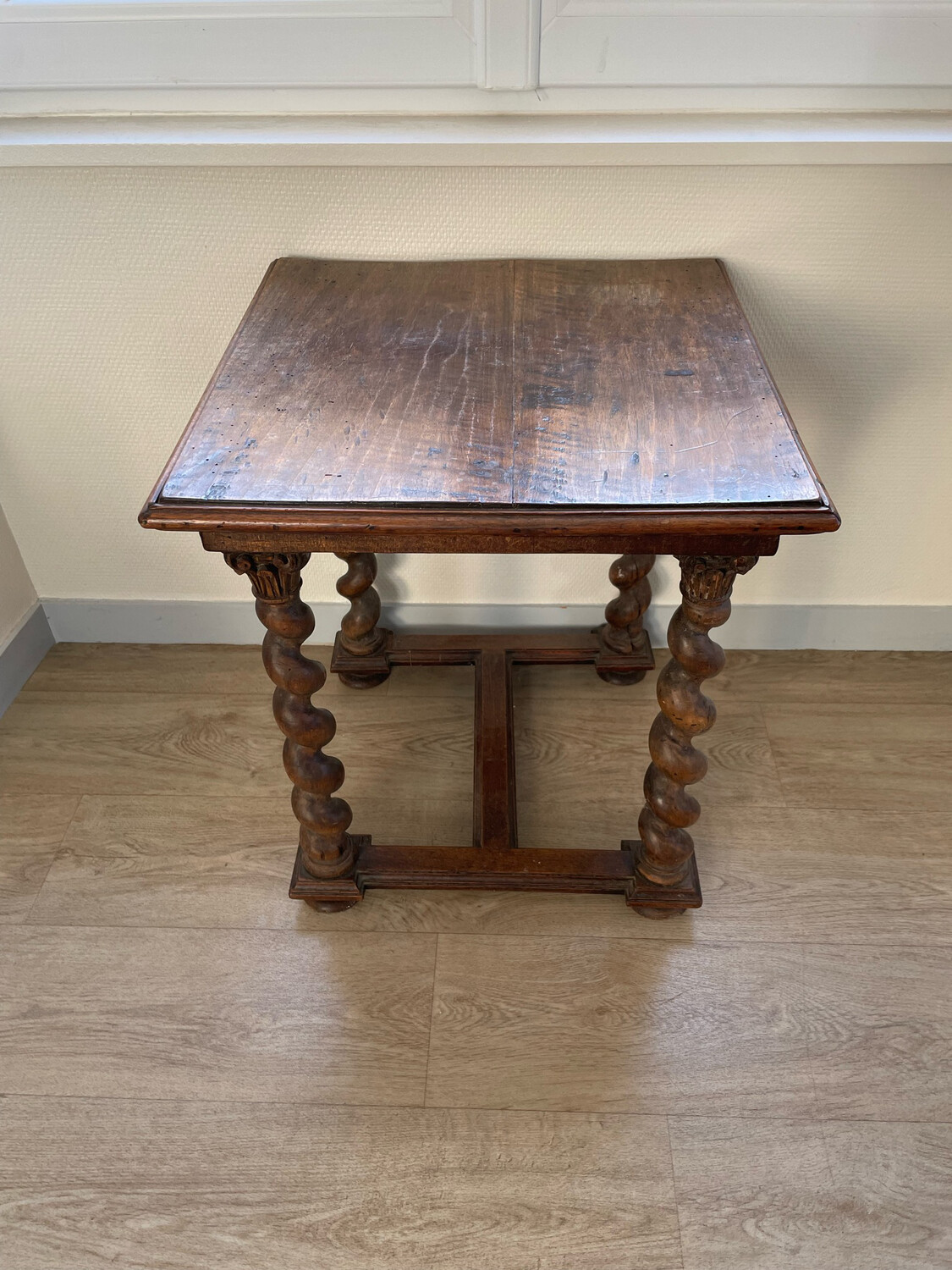 Table d'appoint en bois, pieds tourné - 52 x 45,5 cm