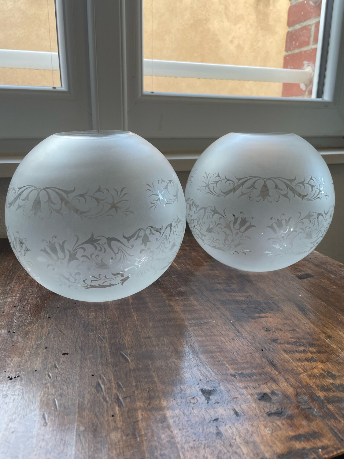 Paire de verres à lampe en forme sphérique. D-19