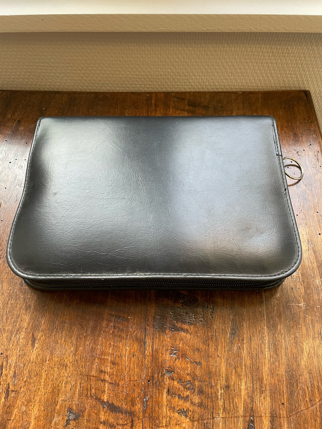 Mallette en cuir contenant plusieurs objets tels que une loupe, pince à épiler… - 19 x 26 cm
