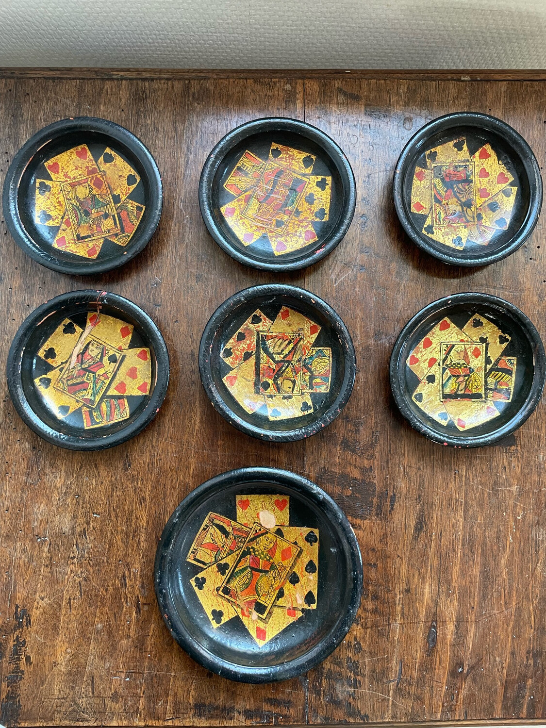 Coupelle en bois avec un revetement noir avec un motif de carte - D 10 cm pour les 6 petites et 13 cm