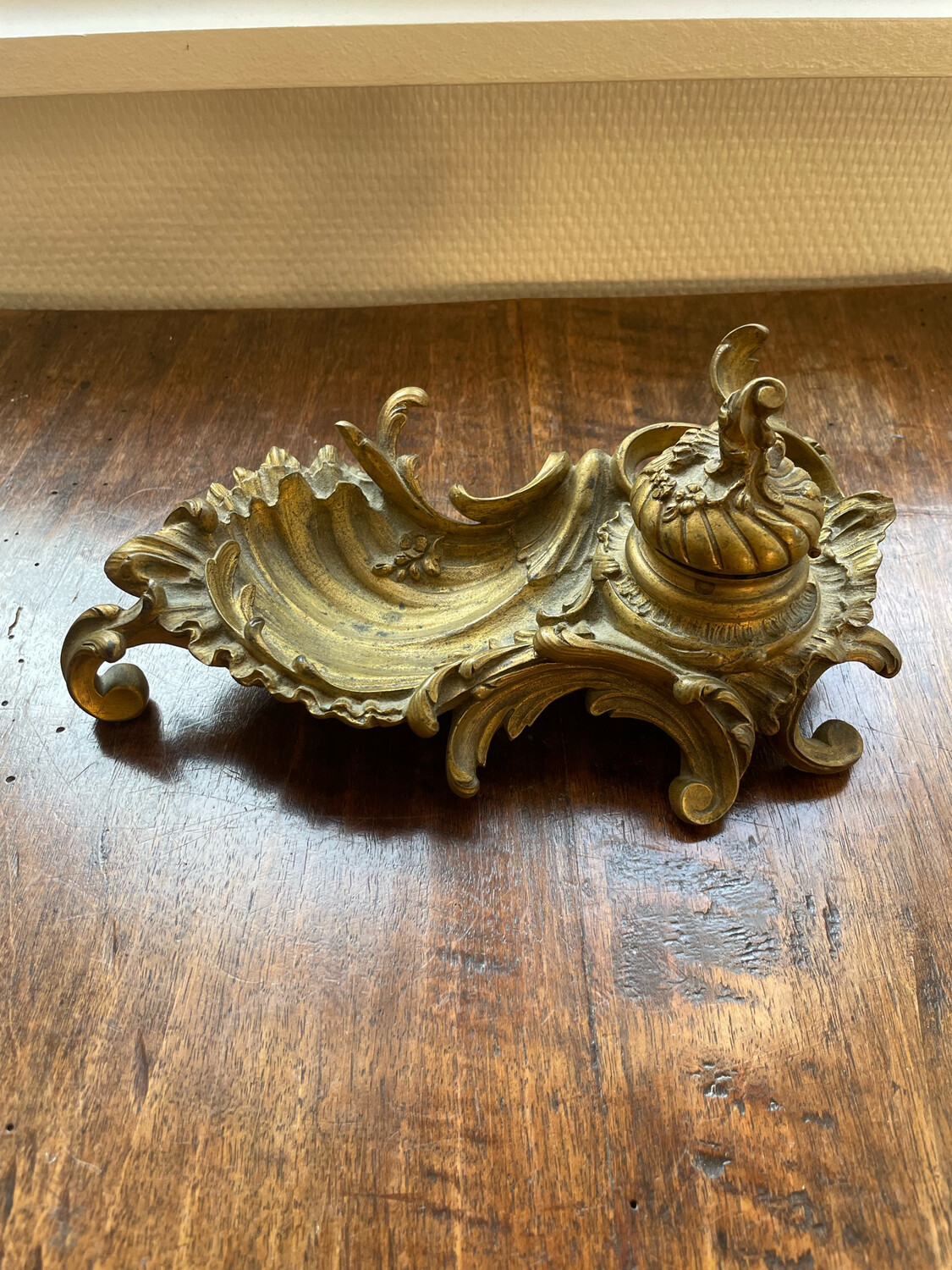 ART NOUVEAU : encrier à un godet en bronze ciselé et doré de style Rocaille - EnvirON 1900 - 23 x 13cm