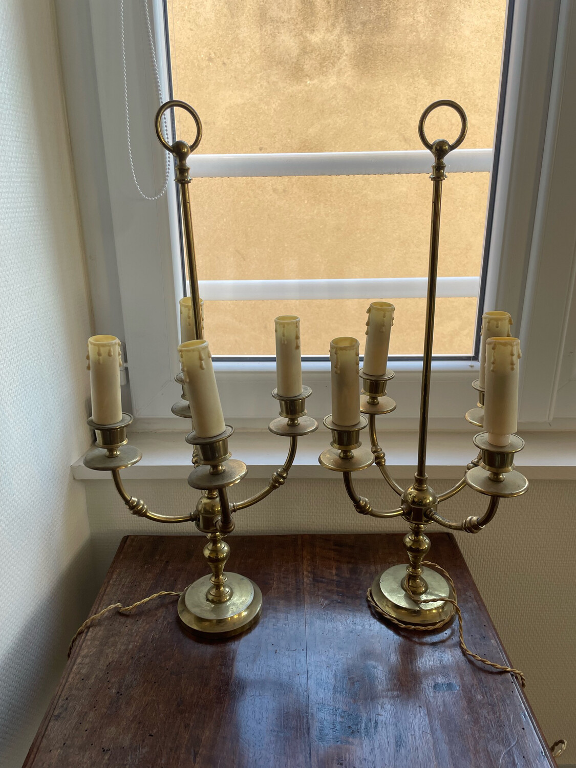 Paire de lampes de bureau en laiton à quatre bras de lumières (manque prises) - H : 53 cm.
