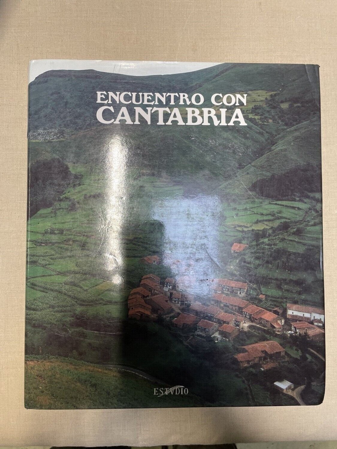 Livre "Encuentro con Cantabria" écrit en Espagnol.