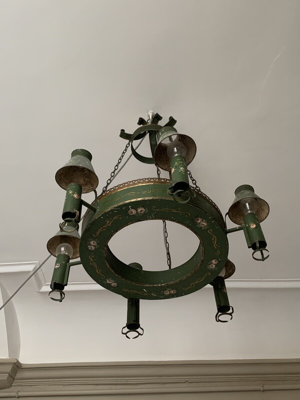Lustre émaillé, 18è siécle, monté en à  l'électricité, fond vert avec décor floral
