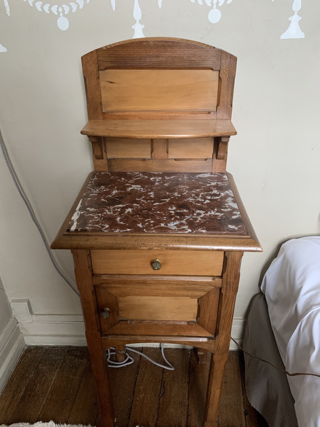 Table de chevet en bois avec dessus en marbre rose et petite étagère - 120 x 37,5 cm