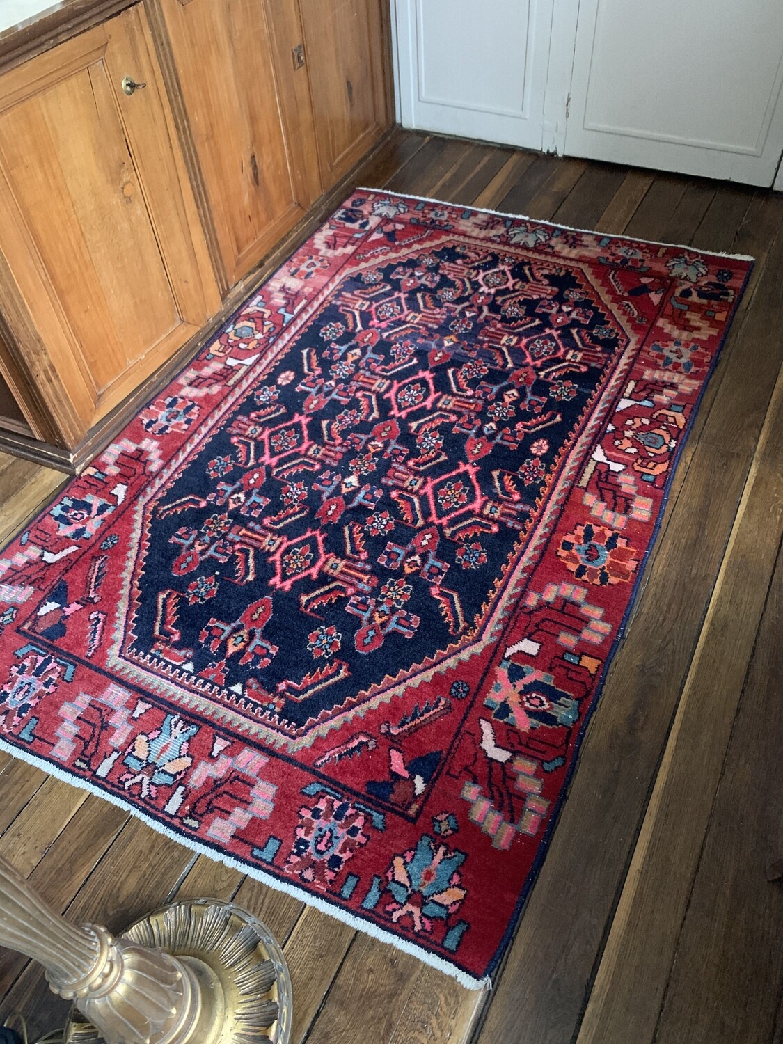 Tapis en laine avec fond rouge - 220 x 142,5 cm