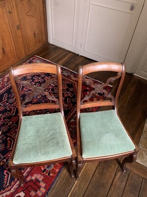 Paire de chaises en bois Restauration avec garniture en velours vert - 82 cm