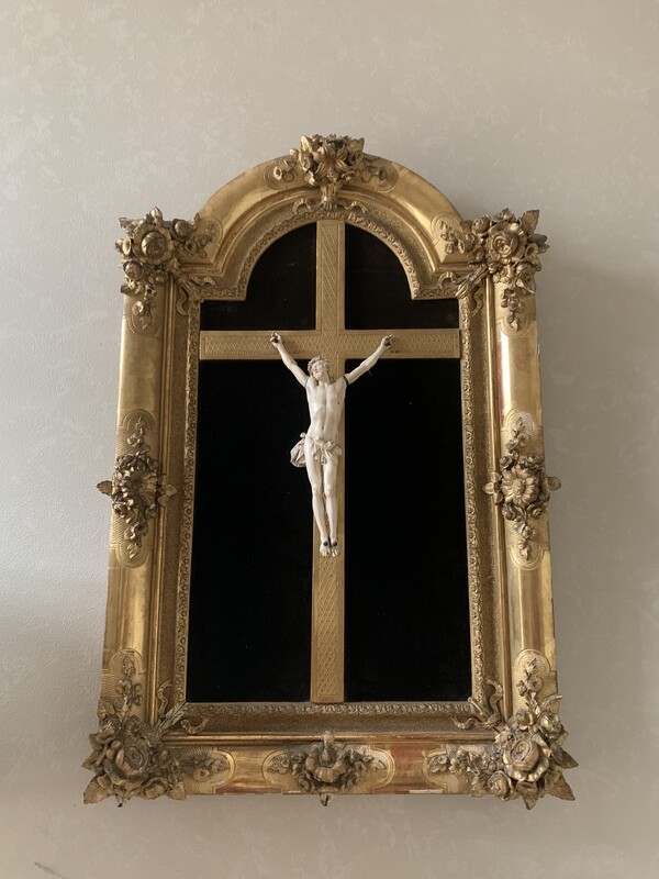 Exceptionnel crucifix  au cadre doré 71 x 46,5 cm