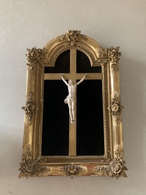 Exceptionnel crucifix au cadre doré 71 x 46,5 cm