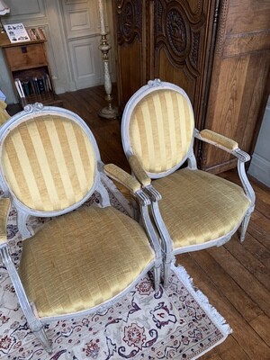 Paire de fauteuils époque Louis XVI en bois laqué gris avec garniture de velours jaune - 95 cm