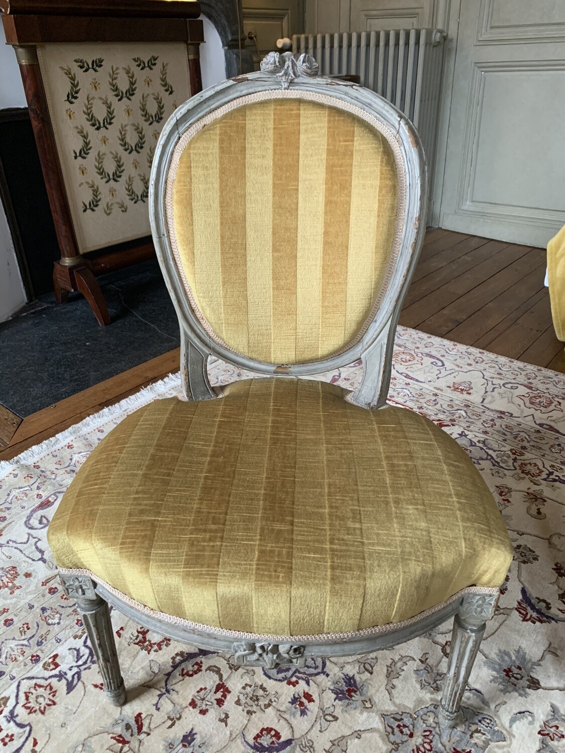 Ensemble de 4 chaises époque Louis XVI  en bois laqué gris avec garniture en velours jaune - 87,5 cm