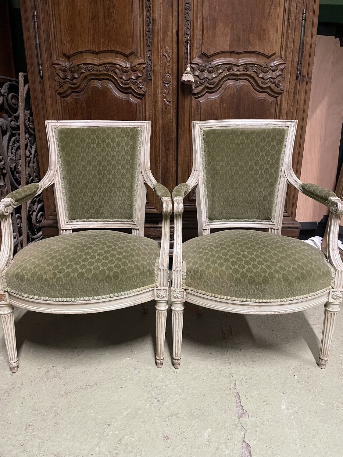 Paire de fauteuils en bois laqué gris - Style Louis XVI, fin XIXème