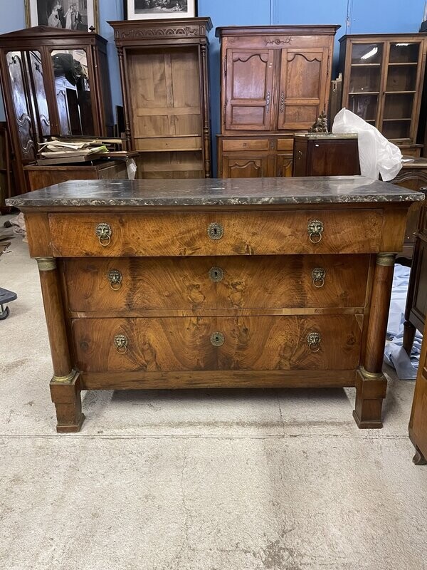 Commode en noyer, dessus de marbre. Elle ouvre à trois tiroirs. Montants colonnes détachées. XIX°. 90 x 130 x 61