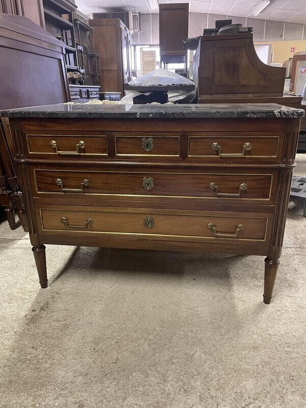Magnifique commode Louis XVI, à trois rangs de tiroirs, dessus marbre gris
