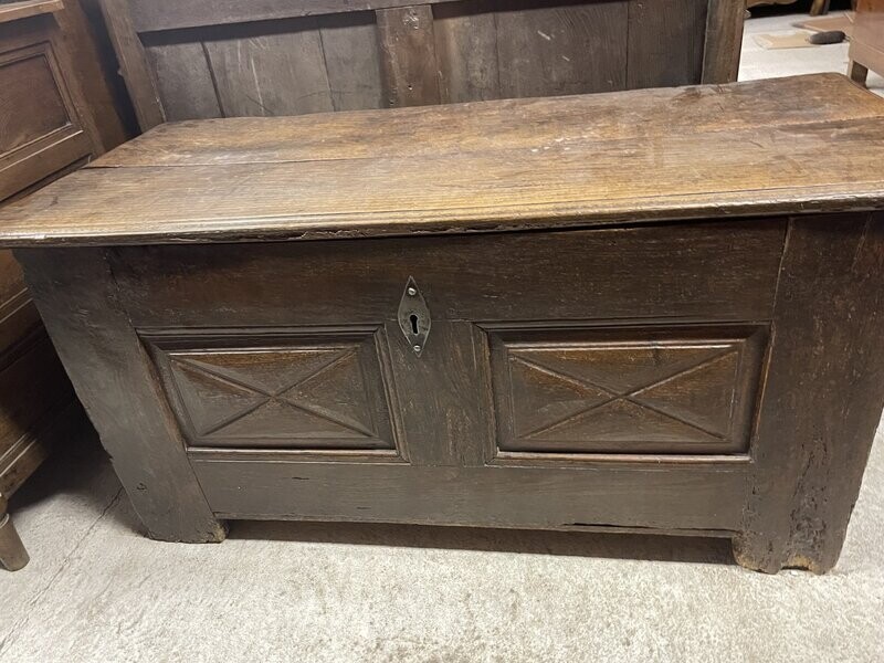 Coffre en chêne de style L XIII. 56.5x120x53 cm.