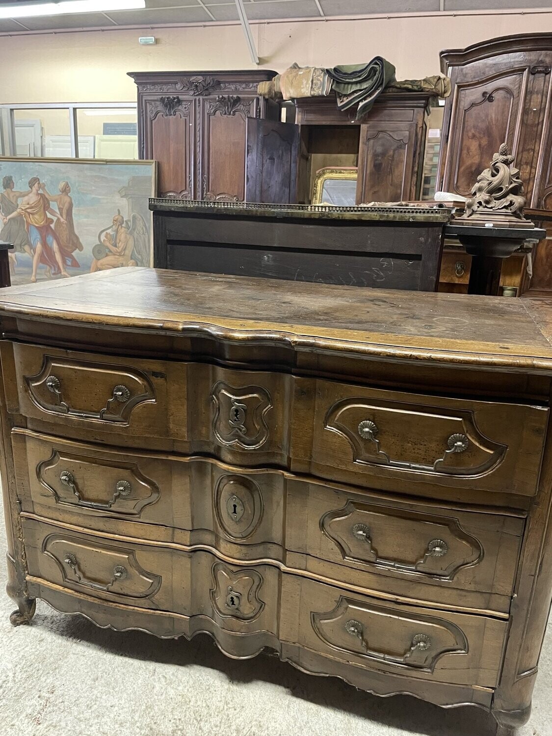Commode en noyer à profil d'arbalète ouvrant par trois tiroirs (restaurations et petits accidents) XVIIIème - 83 x 127 x 69 cm