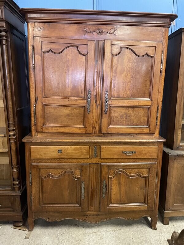 Buffet deux corps en noyer rustique L XV - XIX - 145x67x 102 pour le bas et le corps du haut 147x51x120