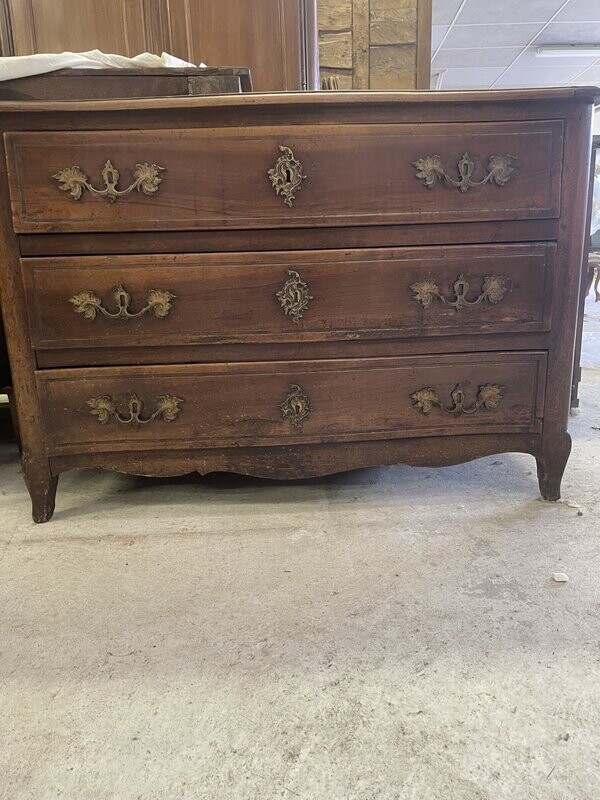 Commode de forme galbée en noyer ouvrant par trois tiroirs en façade
Epoque XVIII eme
89 x 128.5 x 60 cm
Usures et accidents