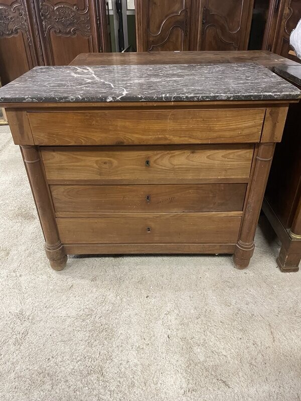 Commode en merisier moulurée et sculptée, à colonnes engagées, plateau en marbre gris veiné - Epoque Empire - 128x55x34
